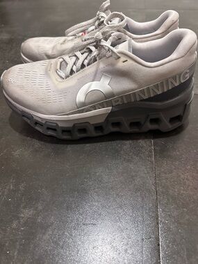 On Running Women's Cloud Monsters in Light Gray/Charcoal
